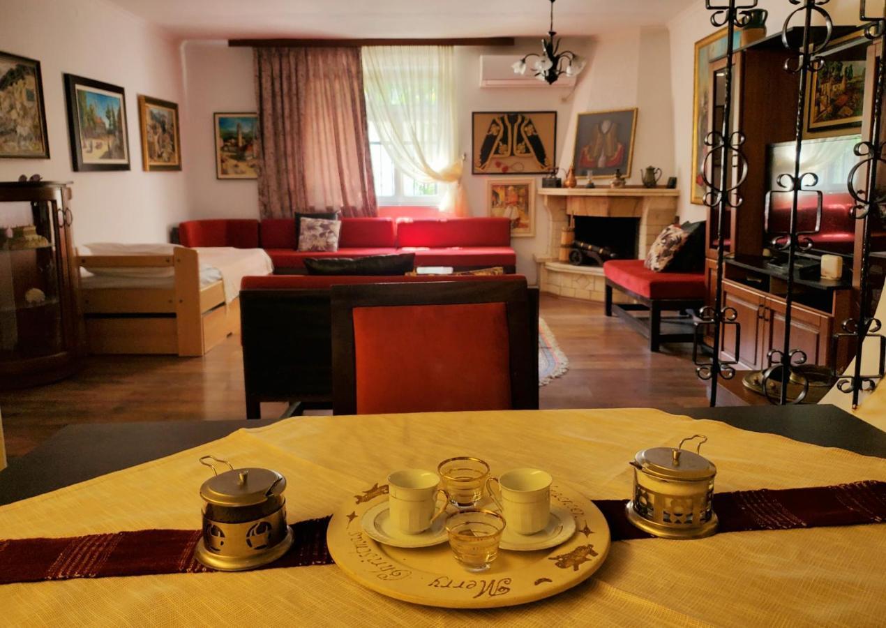 Unique Traditional House, Hosted By J&G Тирана Экстерьер фото